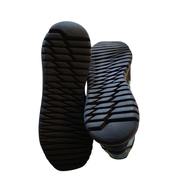 Adidas little mermaid sneakers size 6 - Picture 3 of 7